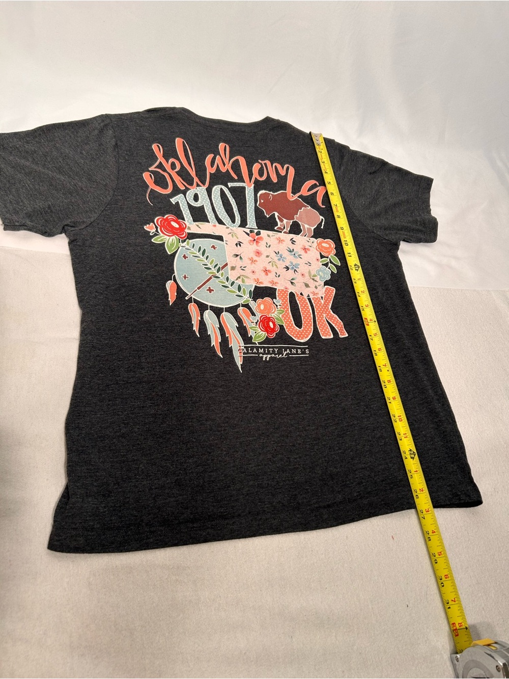 Calamity Jane’s Apparel Oklahoma 1907 Floral Buffalo V-Neck Graphic Tee L - Picture 6 of 7